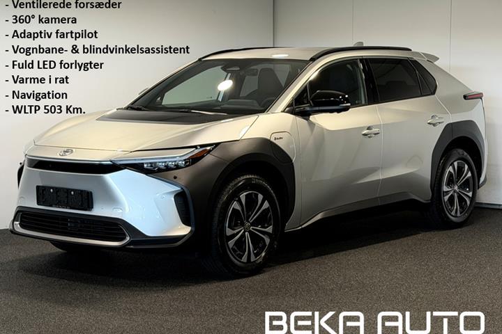 Sølv Toyota BZ4X fra 2025 set udefra