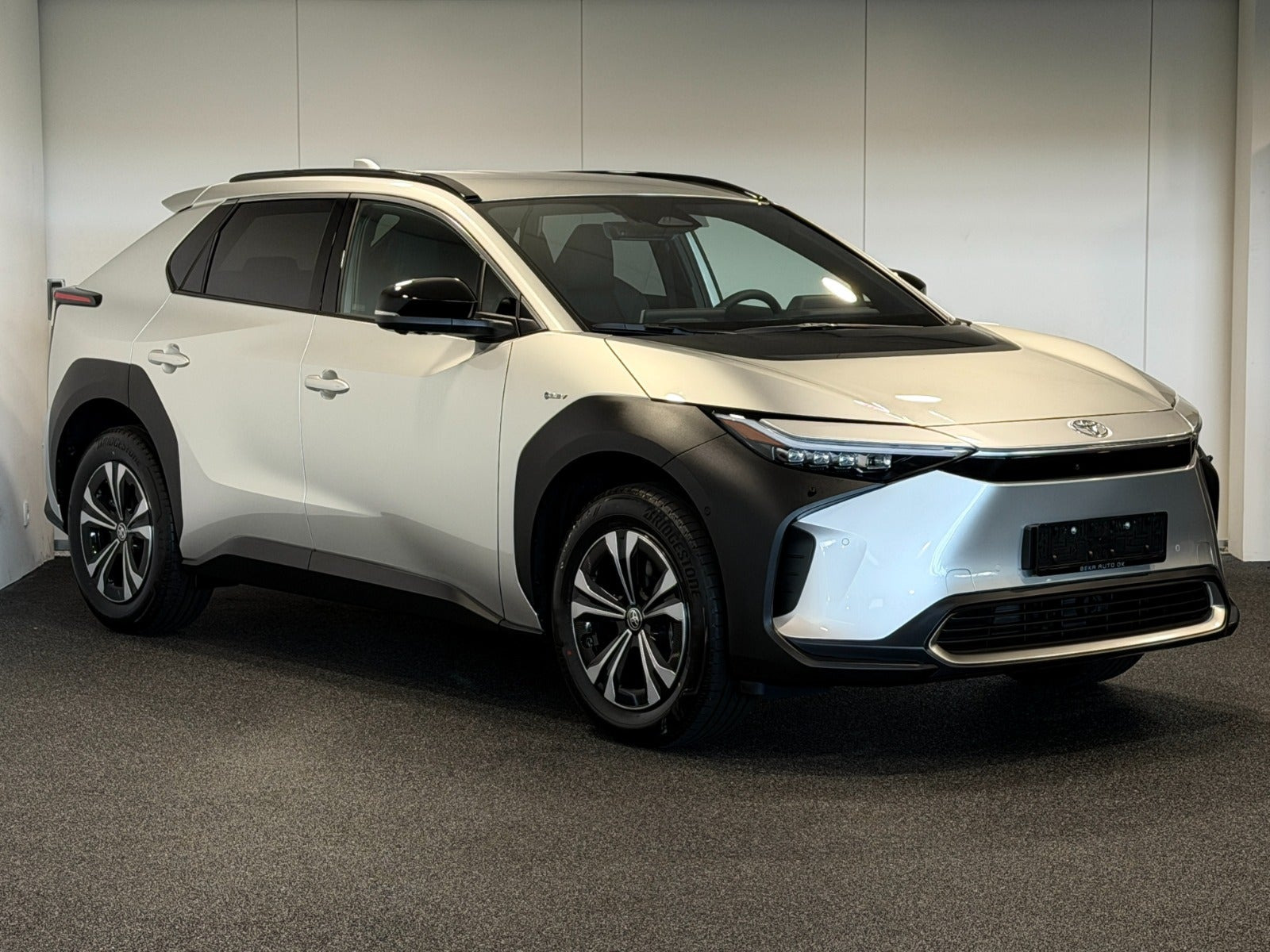 Sølv Toyota BZ4X fra 2025
