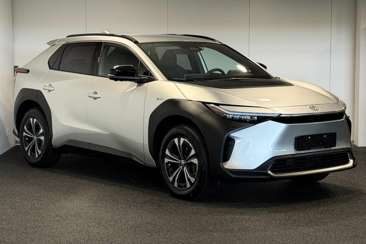 Sølv Toyota BZ4X fra 2025