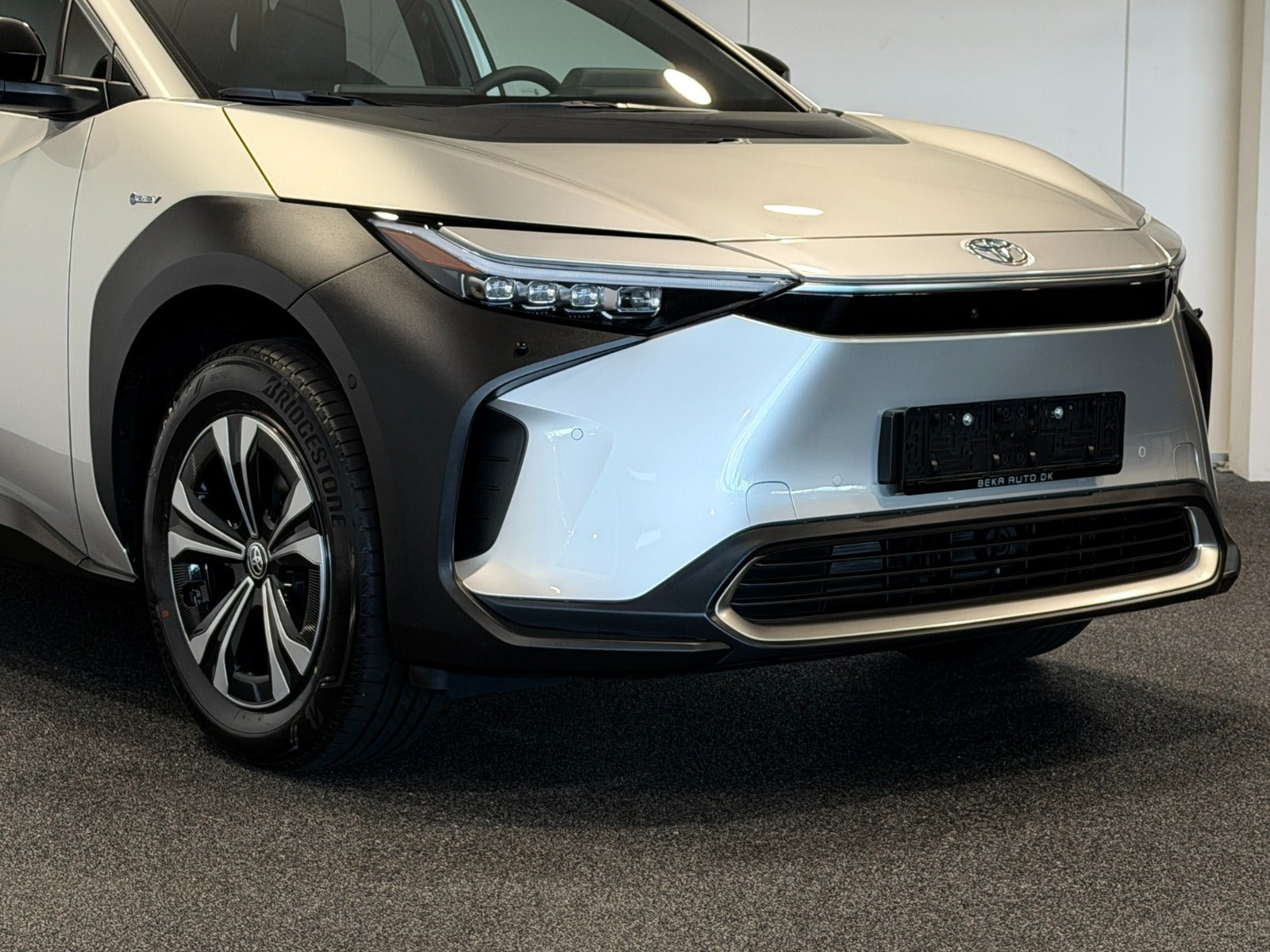 Sølv Toyota BZ4X fra 2025