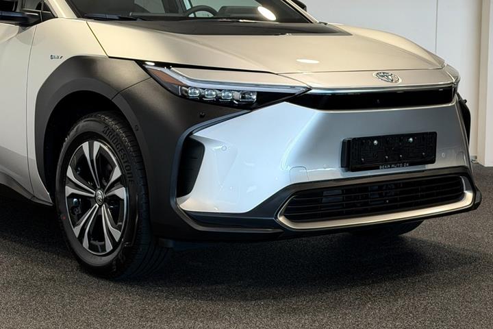 Sølv Toyota BZ4X fra 2025