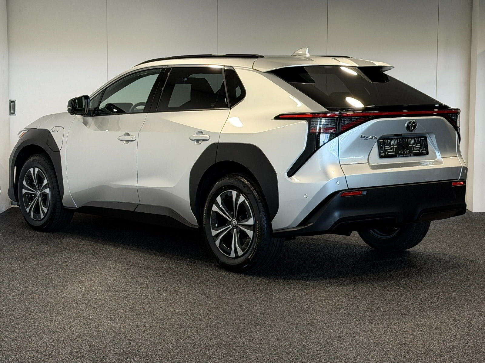 Sølv Toyota BZ4X fra 2025