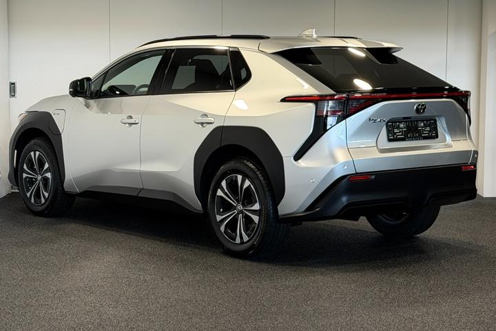 Sølv Toyota BZ4X fra 2025