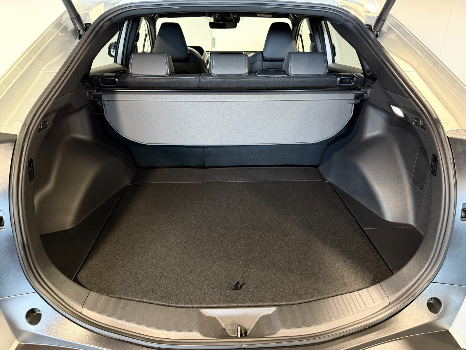 Sølv Toyota BZ4X fra 2025