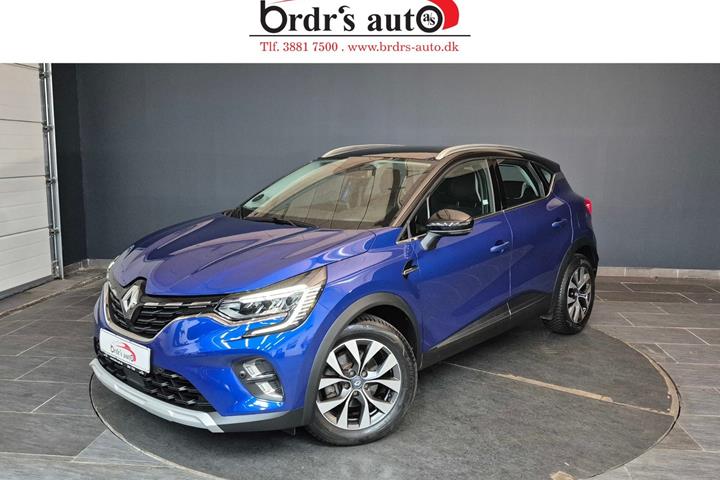Blå Renault Captur fra 2021 set udefra
