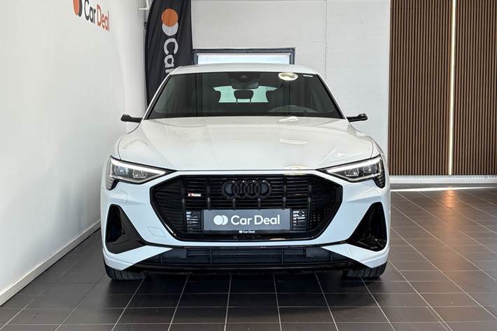 Hvid Audi e-tron fra 2023