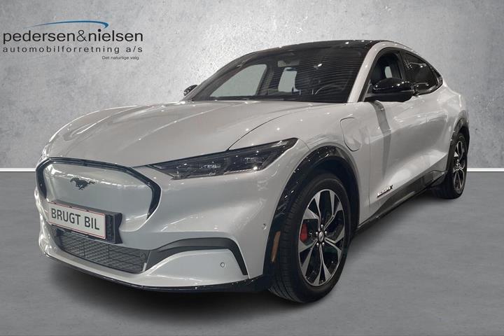 Hvid Ford Mustang Mach-E fra 2024 set udefra