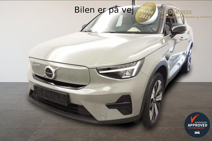 Grøn Volvo XC40 fra 2023 set udefra