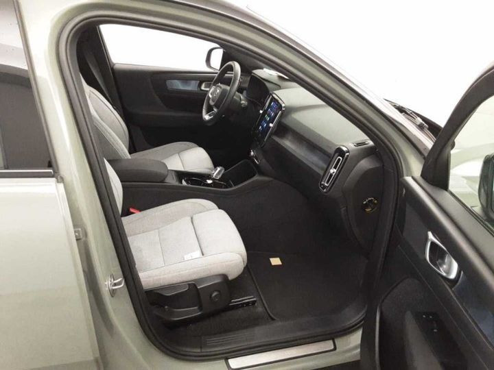 Grøn Volvo XC40 fra 2023