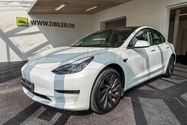 Hvid Tesla Model 3 fra 2023