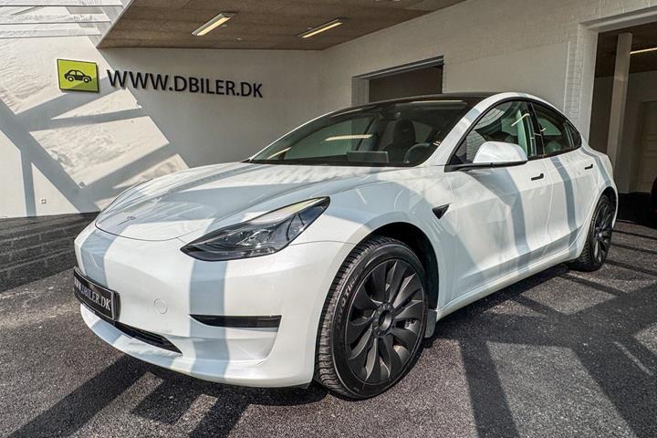 Hvid Tesla Model 3 fra 2023 set udefra