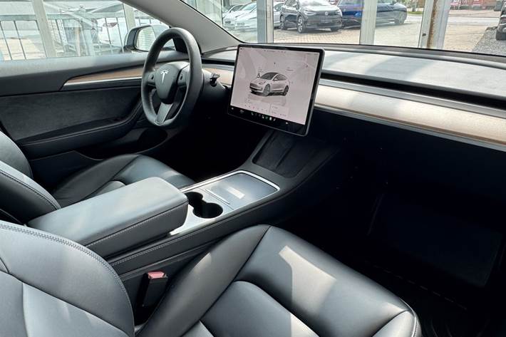 Hvid Tesla Model 3 fra 2023