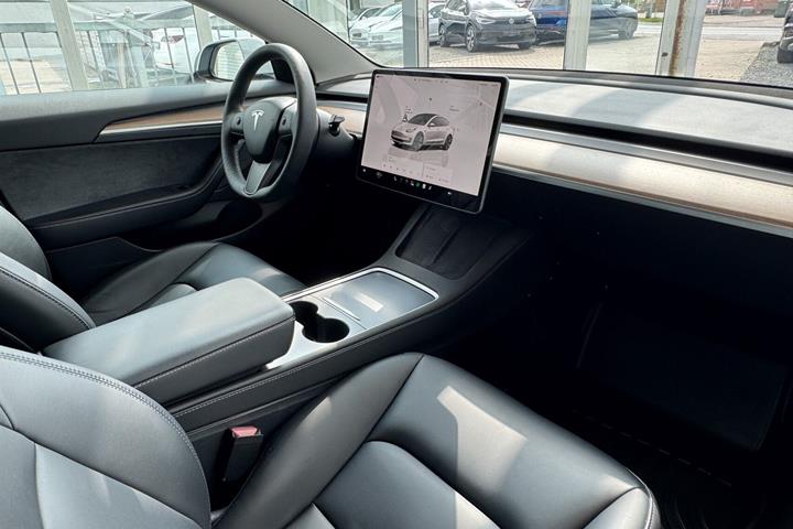Hvid Tesla Model 3 fra 2023