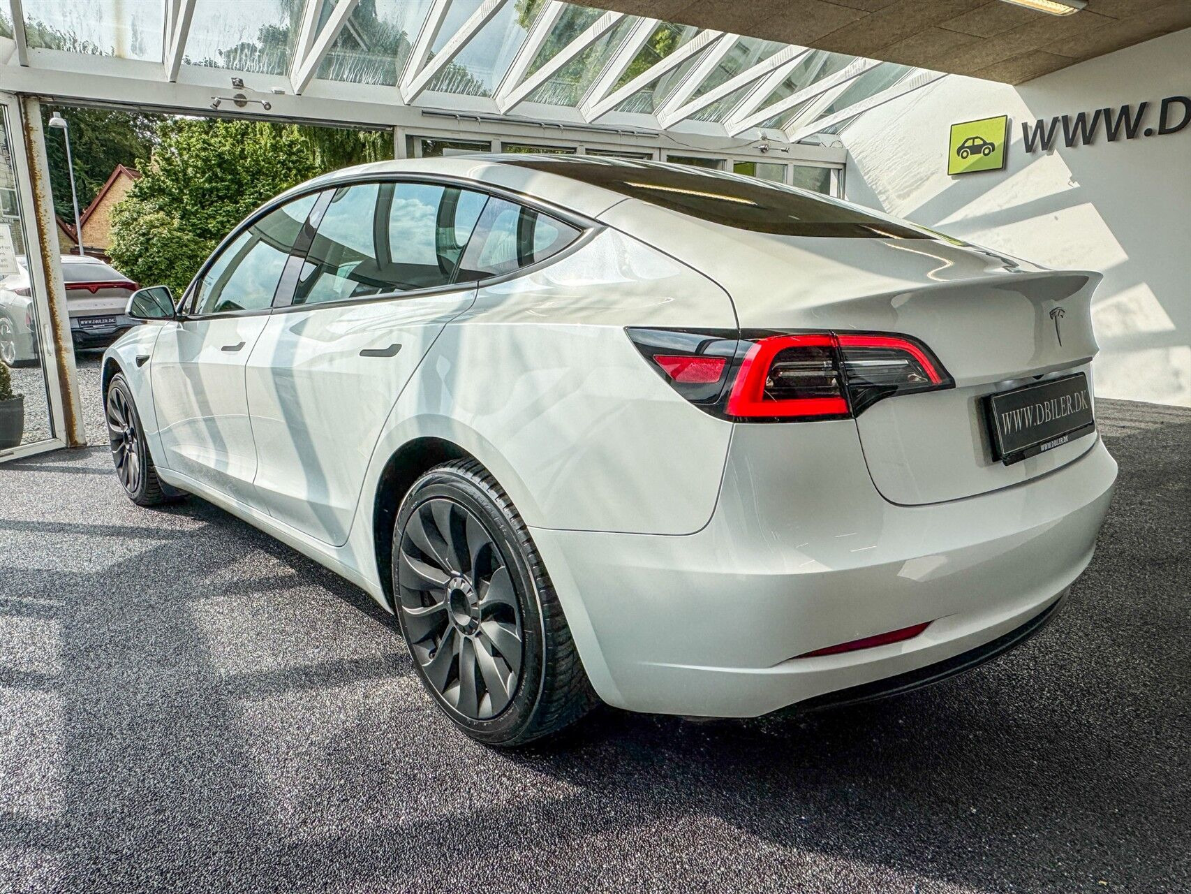 Hvid Tesla Model 3 fra 2023