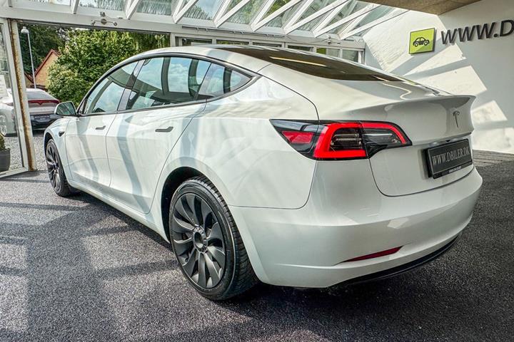Hvid Tesla Model 3 fra 2023