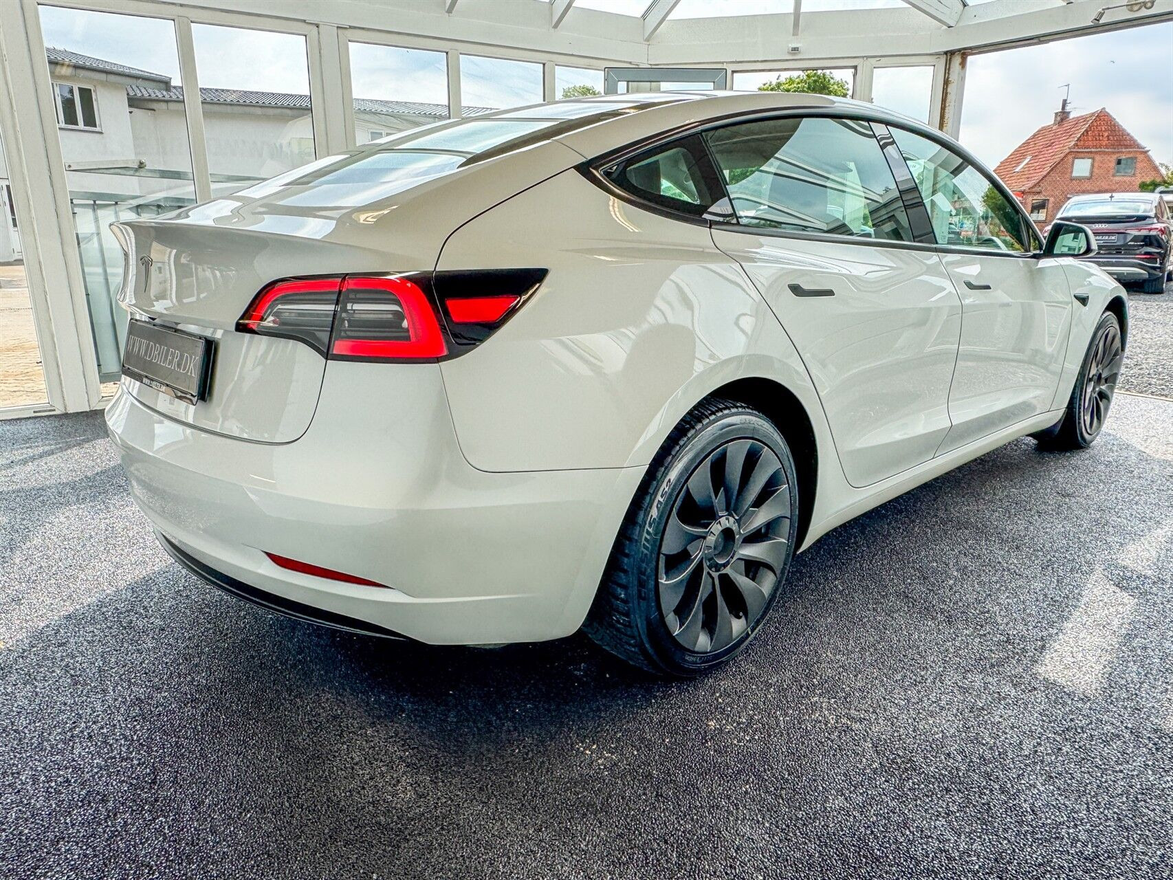 Hvid Tesla Model 3 fra 2023