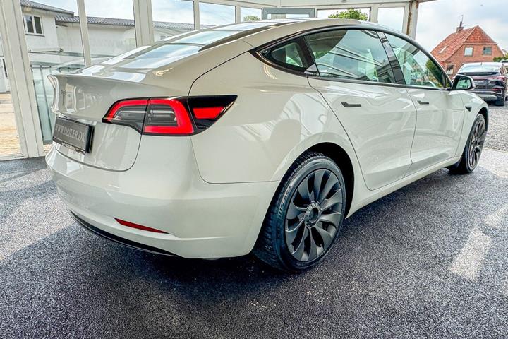 Hvid Tesla Model 3 fra 2023