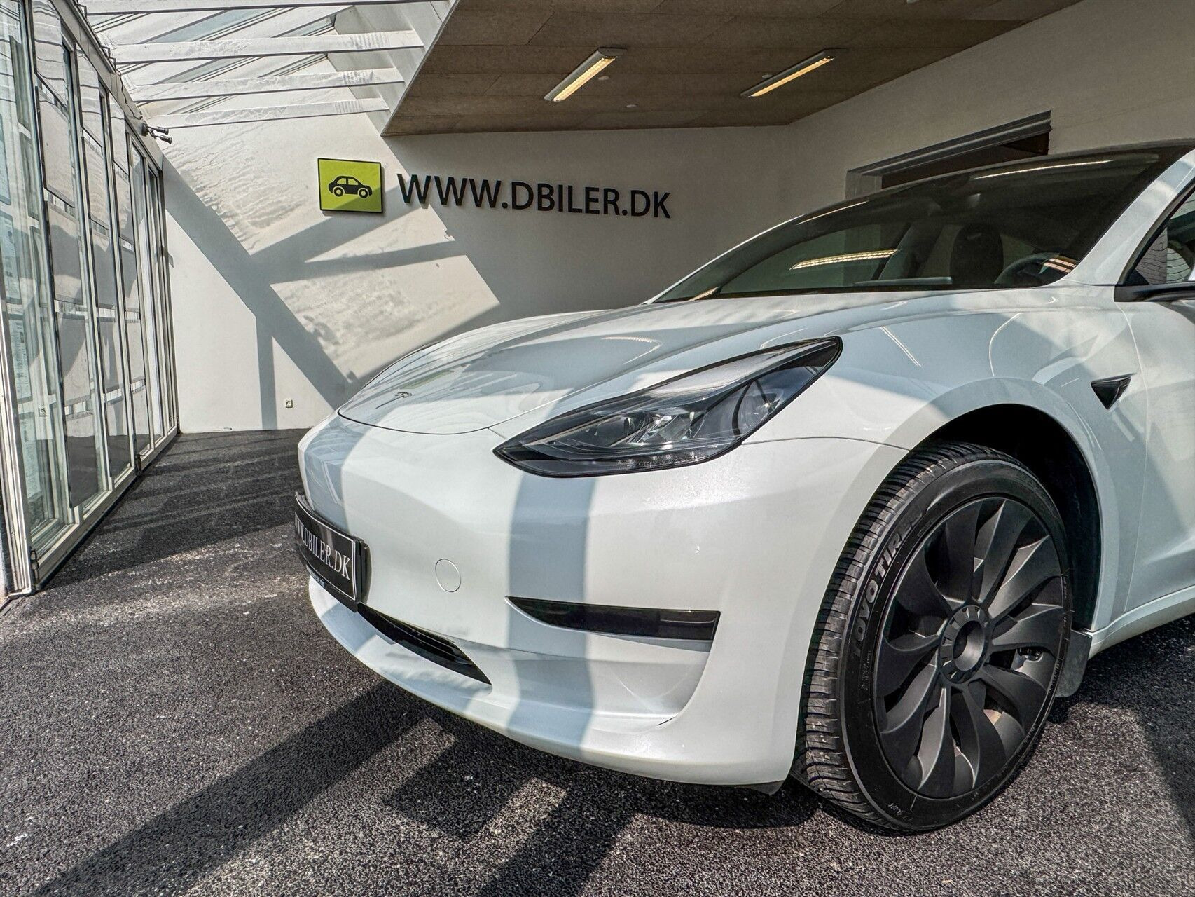 Hvid Tesla Model 3 fra 2023