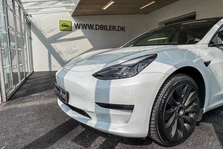 Hvid Tesla Model 3 fra 2023