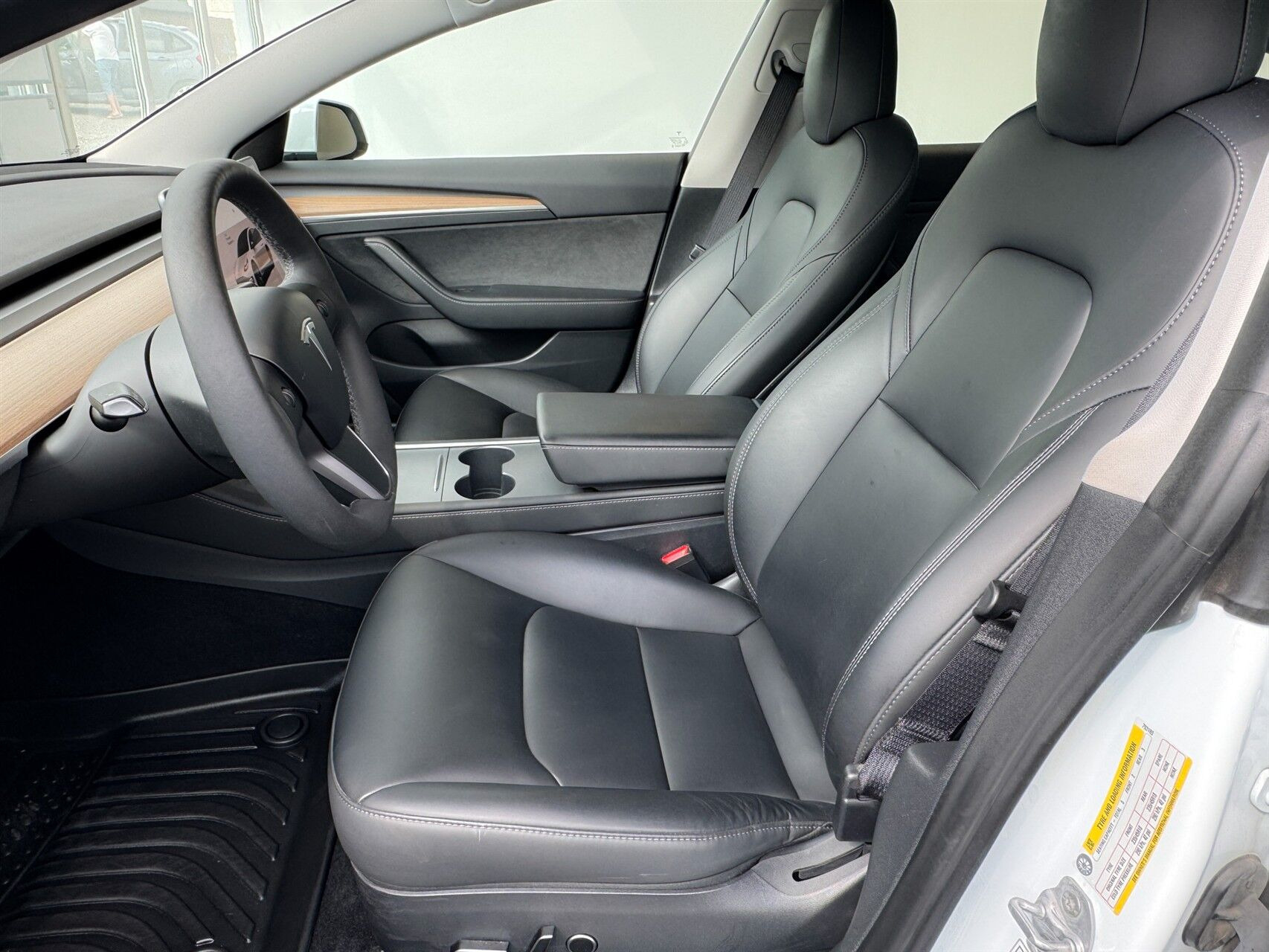 Hvid Tesla Model 3 fra 2023