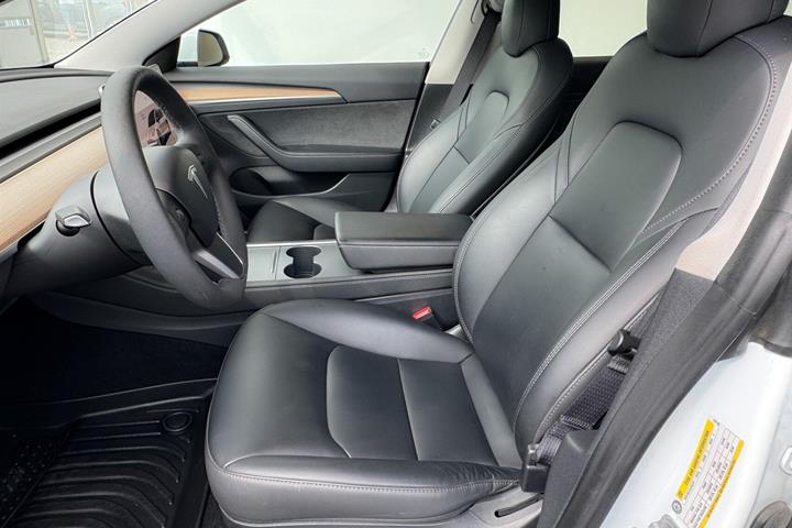 Hvid Tesla Model 3 fra 2023