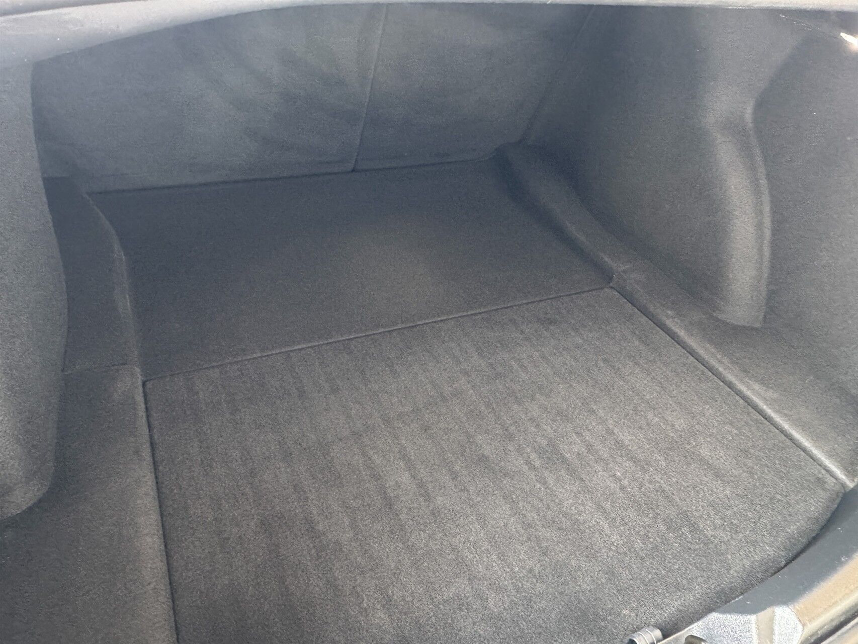 Hvid Tesla Model 3 fra 2023