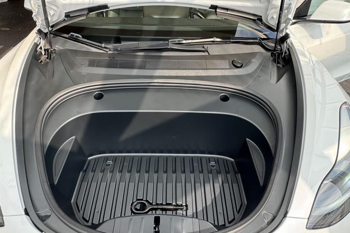 Hvid Tesla Model 3 fra 2023