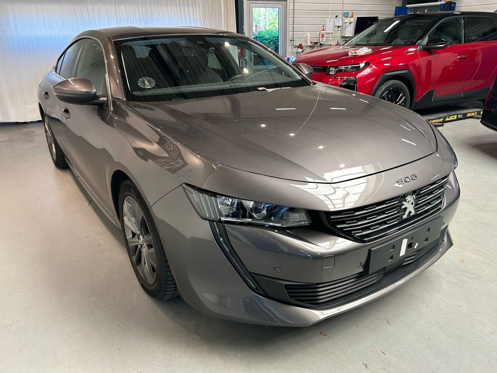 Grå Peugeot 508 fra 2021