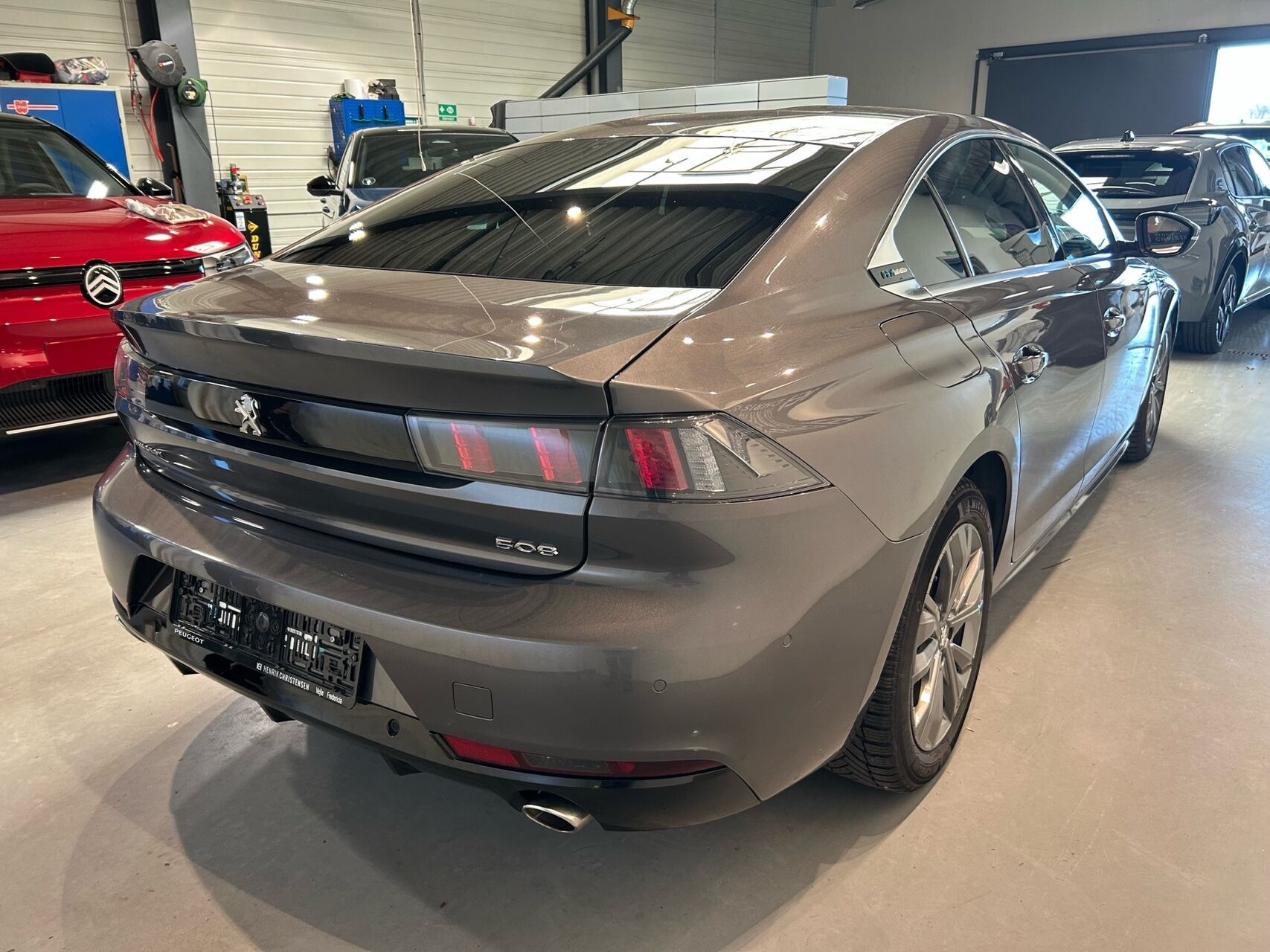 Grå Peugeot 508 fra 2021