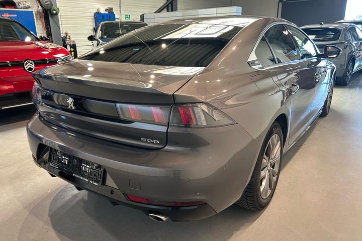 Grå Peugeot 508 fra 2021