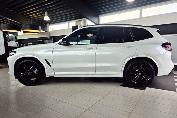 Hvid BMW iX3 fra 2024