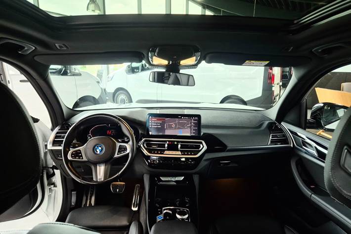 Hvid BMW iX3 fra 2024