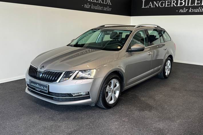Orange Skoda Octavia fra 2018