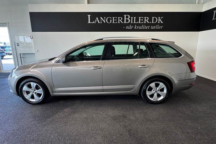 Orange Skoda Octavia fra 2018