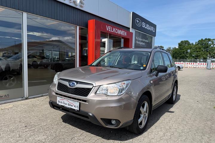 Beige Subaru Forester fra 2016