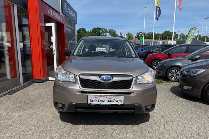 Beige Subaru Forester fra 2016
