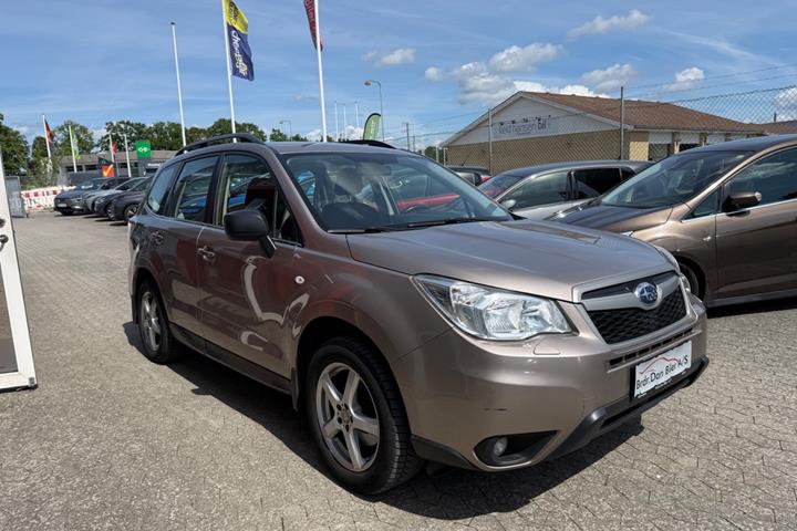 Beige Subaru Forester fra 2016