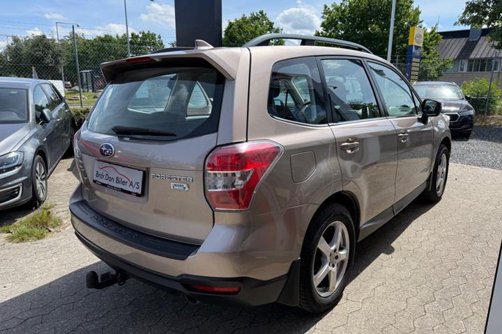 Beige Subaru Forester fra 2016