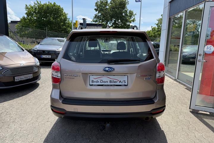 Beige Subaru Forester fra 2016