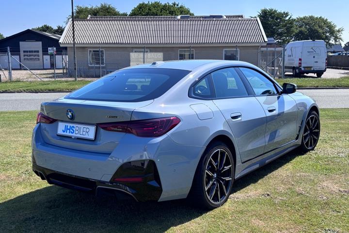 Grå BMW i4 fra 2025