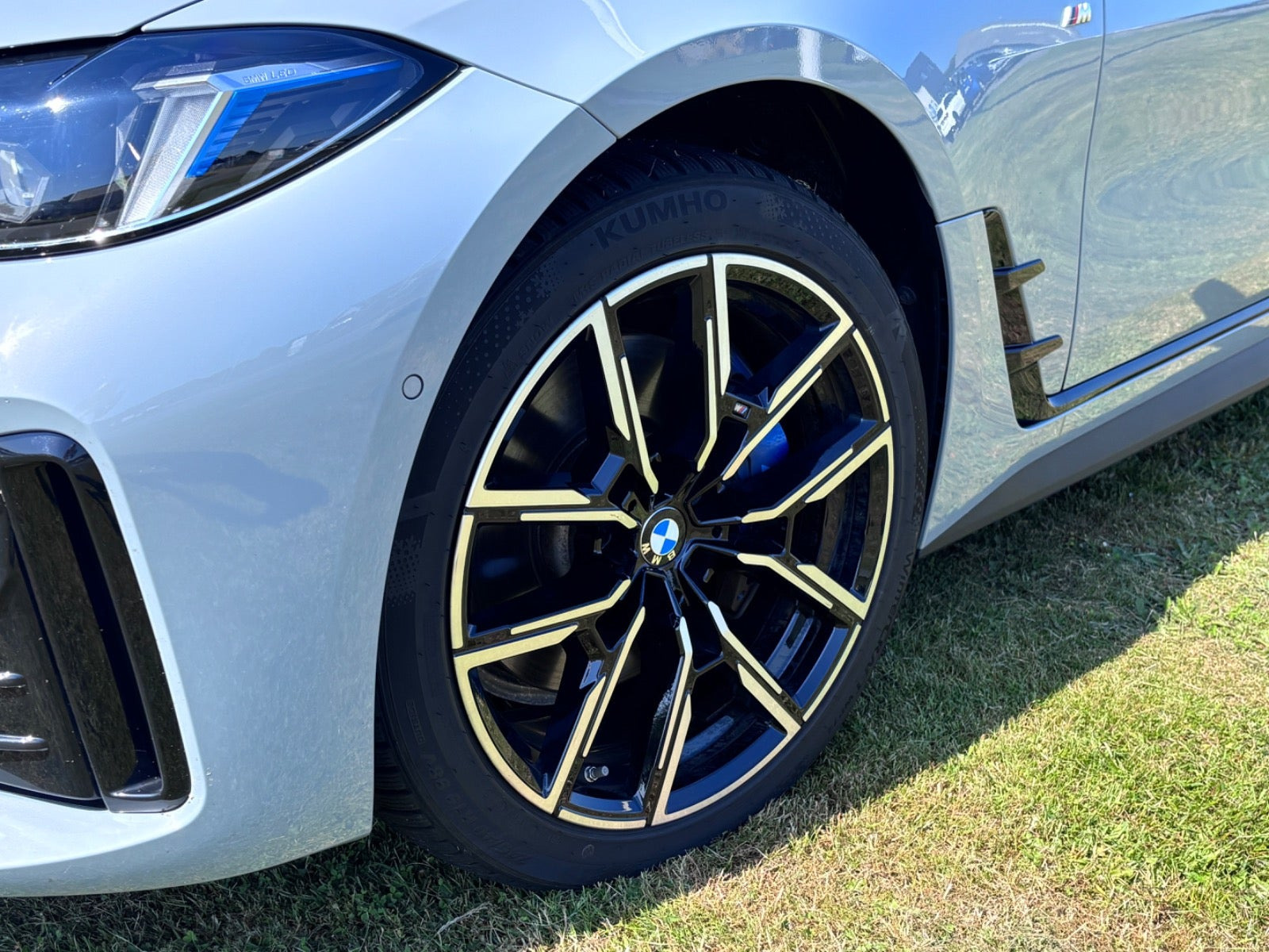 Grå BMW i4 fra 2025