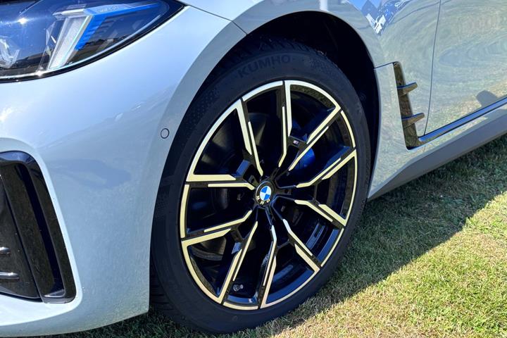 Grå BMW i4 fra 2025
