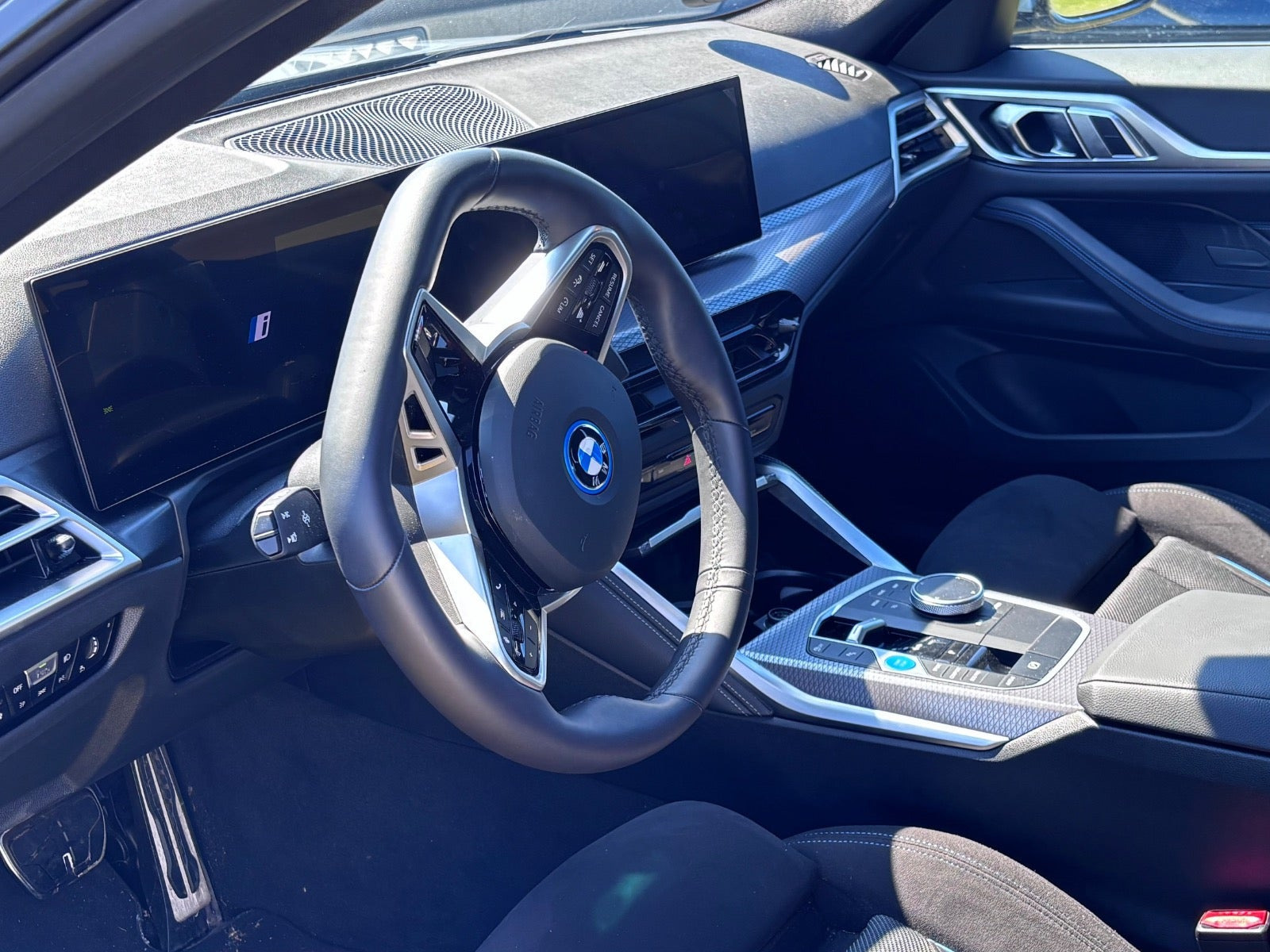 Grå BMW i4 fra 2025