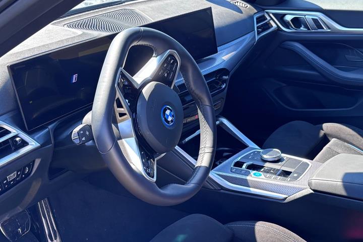 Grå BMW i4 fra 2025