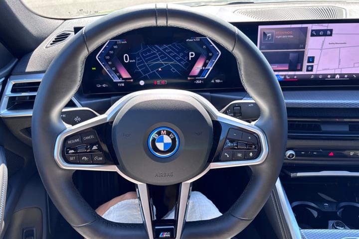 Grå BMW i4 fra 2025