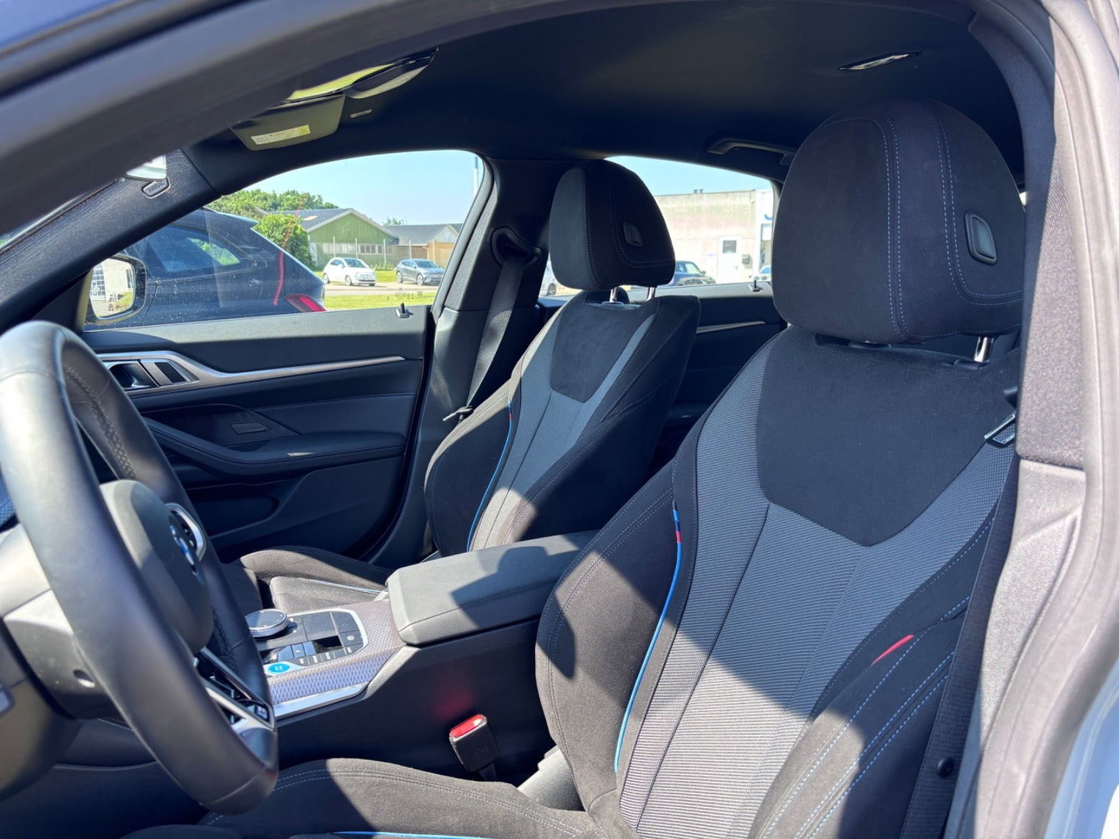 Grå BMW i4 fra 2025
