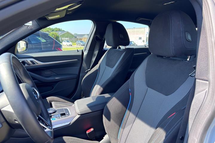 Grå BMW i4 fra 2025