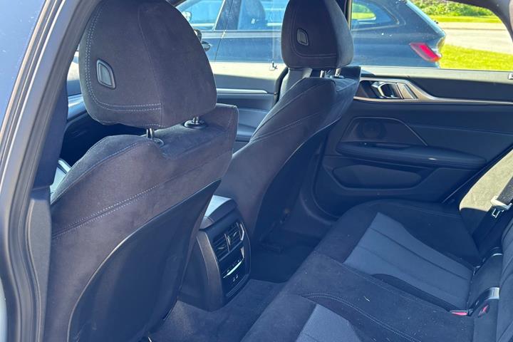Grå BMW i4 fra 2025