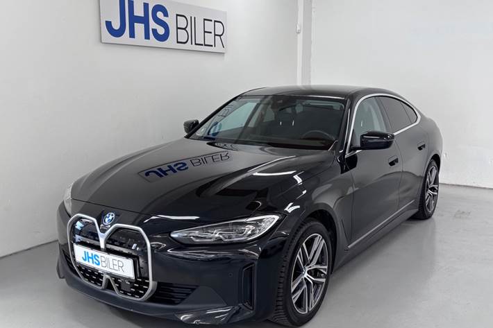 Sort BMW i4 fra 2022 set udefra