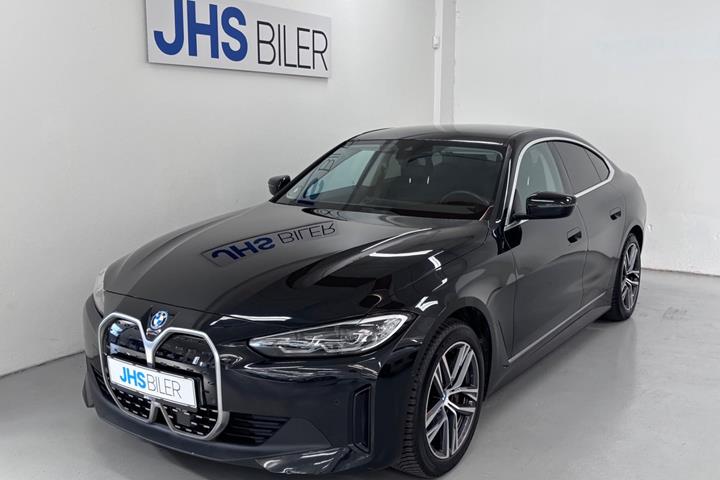 Sort BMW i4 fra 2022 set udefra